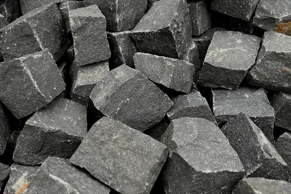 Basalt schwarz Kopfsteinpflaster gespalten Bagira (Vietnam)