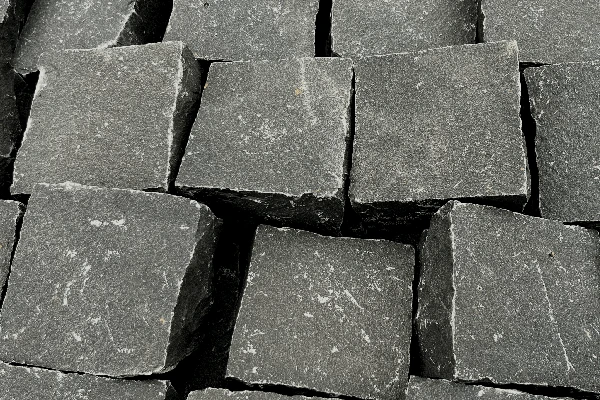 Basalt schwarz Kopfsteinpflaster gespalten Bagira (Vietnam)