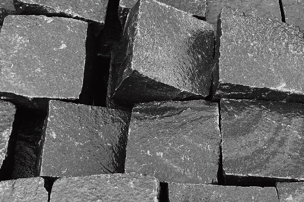 Basalt schwarz Kopfsteinpflaster gespalten Bagira (Vietnam)