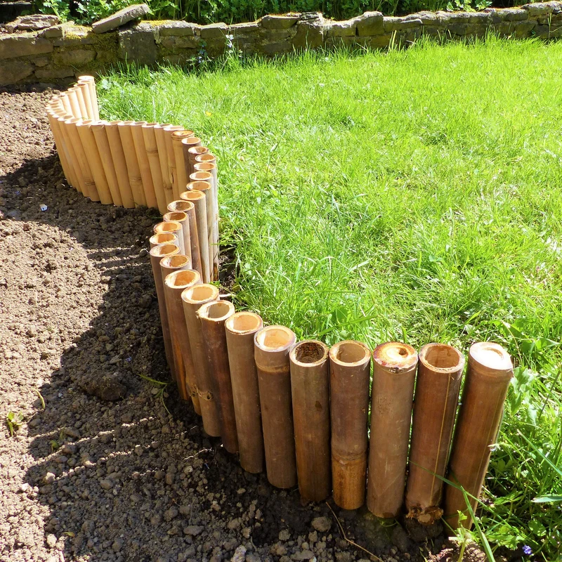 Flexible Beeteinfassung aus dunklen Bambusrohren
