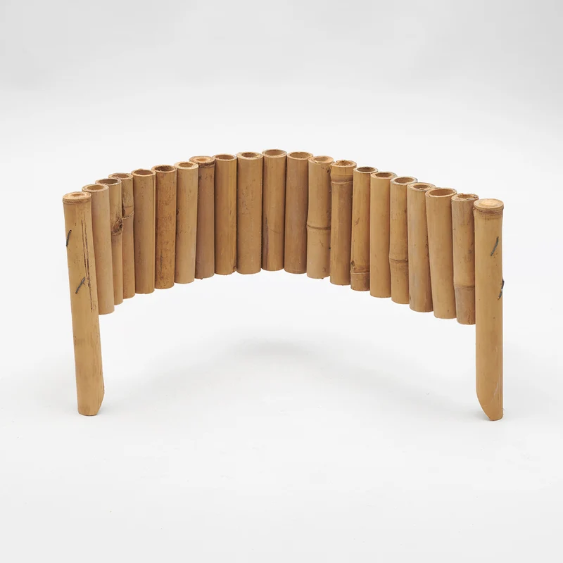 Flexible Beeteinfassung aus hellen Bambusrohren mit Erdspießen