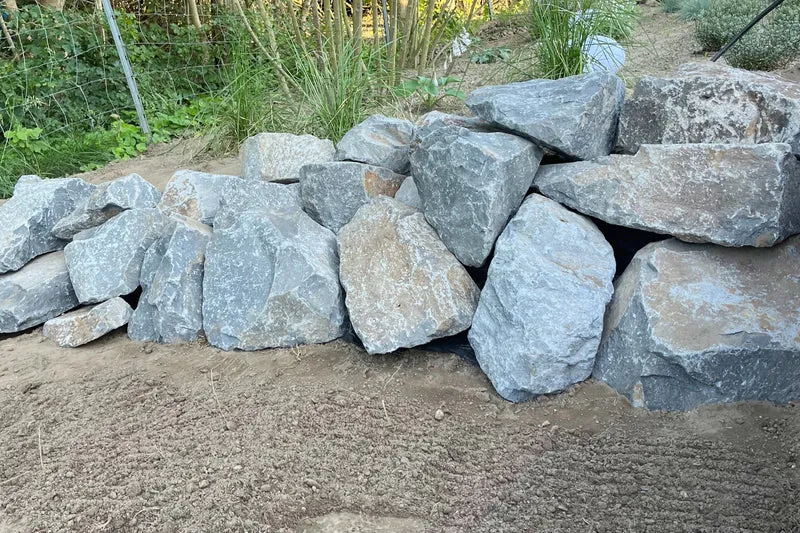 Mauersteine für Trockenmauer – Wasserbausteine Bruchsteine Basalt 10-40 cm